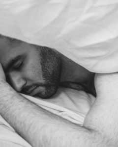 hombre-durmiendo-esther-dentro-de-ti